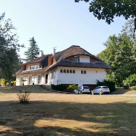 לינה וארוחת בוקר La Belle Chaumiere Bretagne-de-Marsan